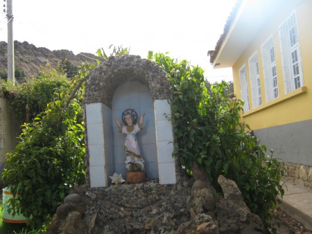 Imagen del divino niño a la entrada de la institucion